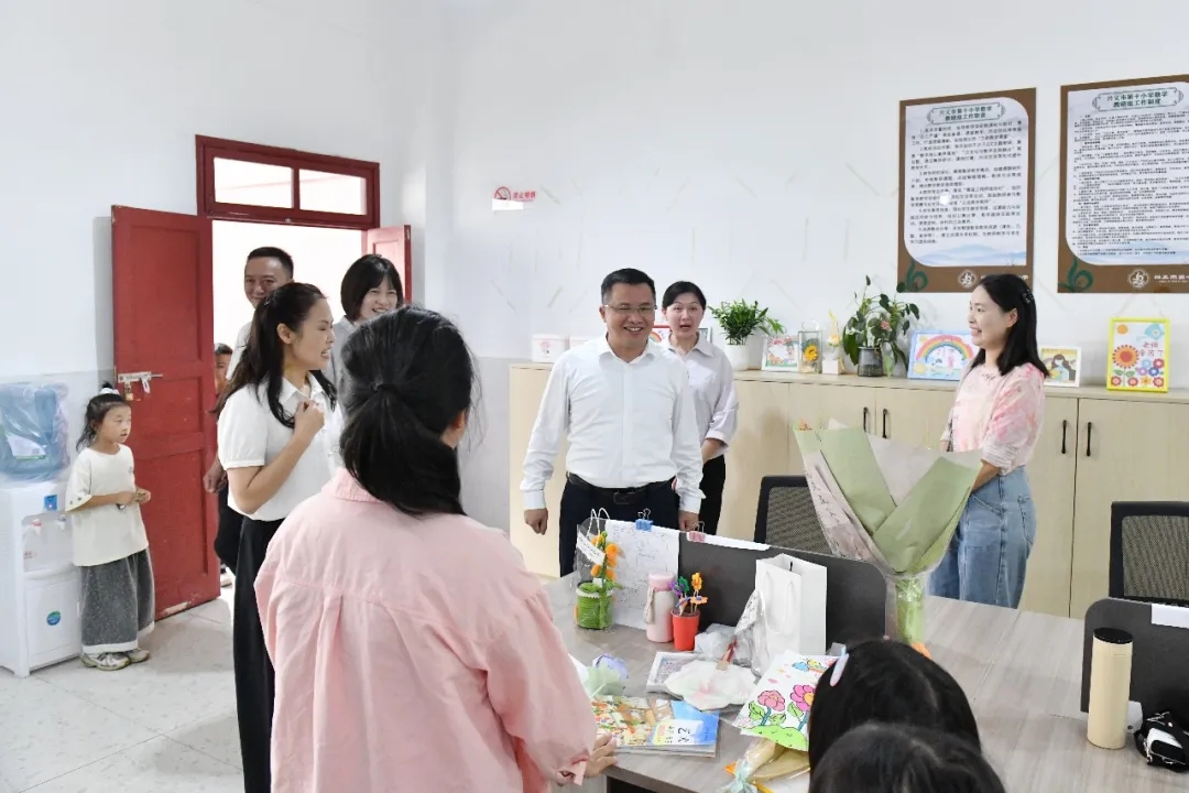 20260910_223746_006 顾先林钟代刚兰有祥黄晨等市领导看望慰问教师并调研教育工作向全市广大教师和教育工作者致以节日祝福(图5)