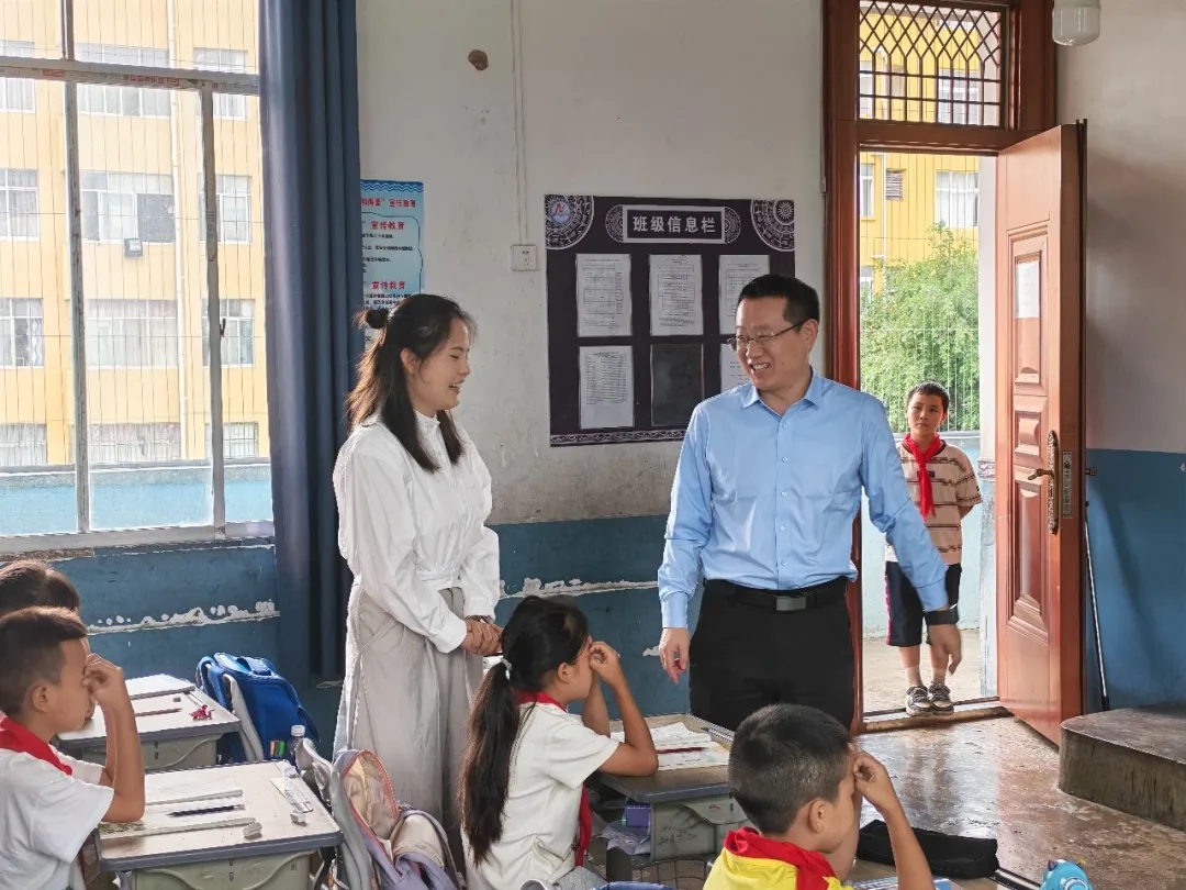 20260910_223746_008 顾先林钟代刚兰有祥黄晨等市领导看望慰问教师并调研教育工作向全市广大教师和教育工作者致以节日祝福(图7)