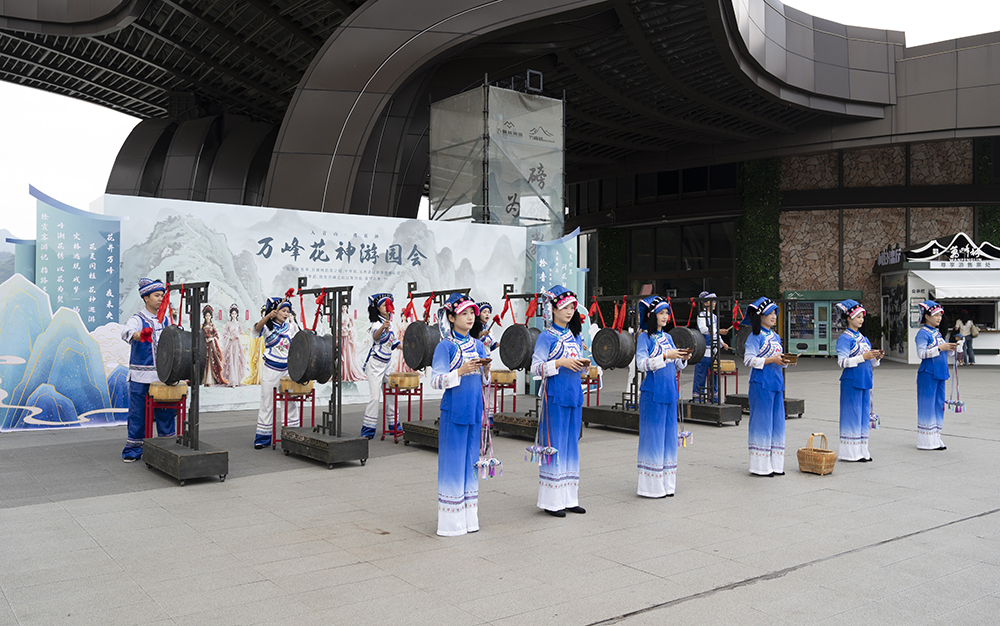 图为体验民俗活动 全国民族民间舞蹈交流展演暨2026贵州“村舞”活动展演队伍走进万峰林(图1)