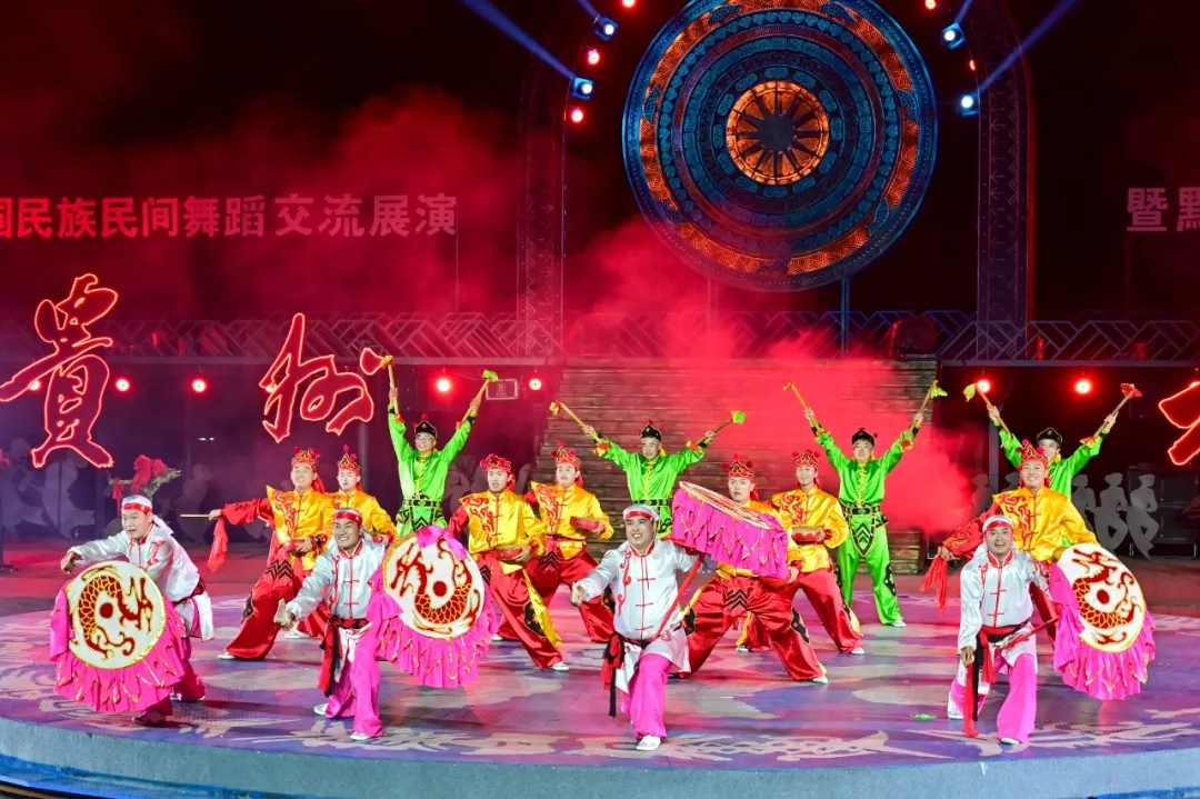盛世“村舞”促振兴 民族风情聚同心——全国民族民间舞蹈交流展演暨2026贵州“村舞”活动兴义分会场精彩上演(图3)