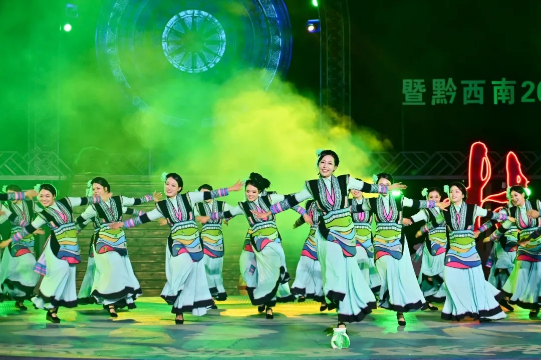盛世“村舞”促振兴 民族风情聚同心——全国民族民间舞蹈交流展演暨2026贵州“村舞”活动兴义分会场精彩上演(图5)