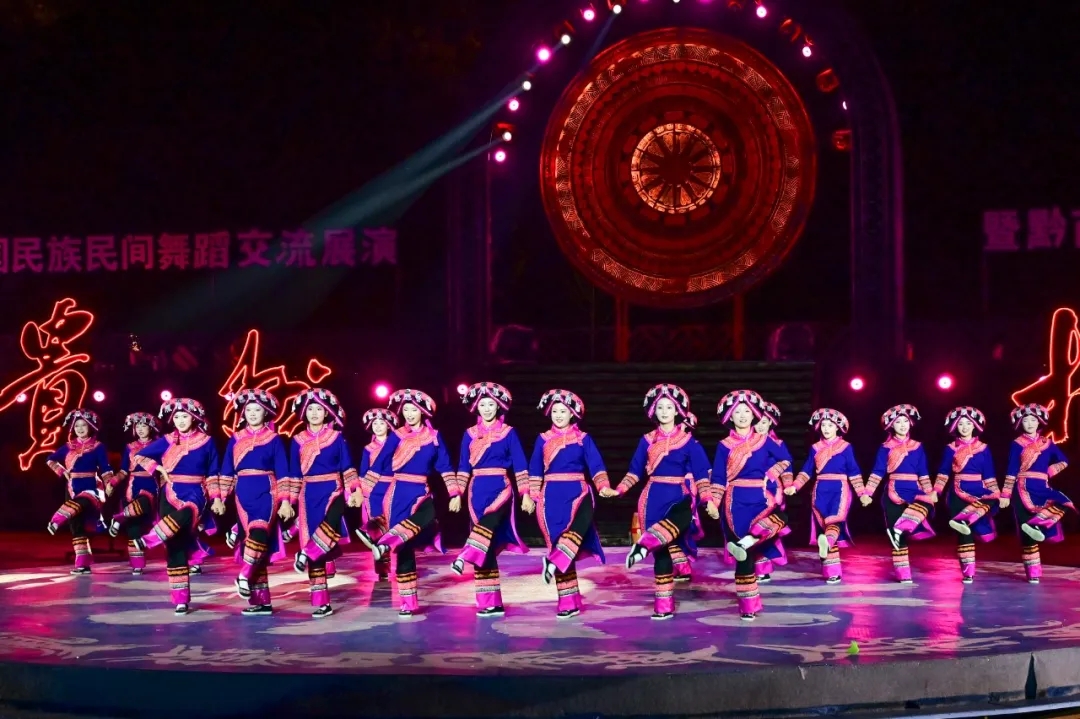 盛世“村舞”促振兴 民族风情聚同心——全国民族民间舞蹈交流展演暨2026贵州“村舞”活动兴义分会场精彩上演(图11)