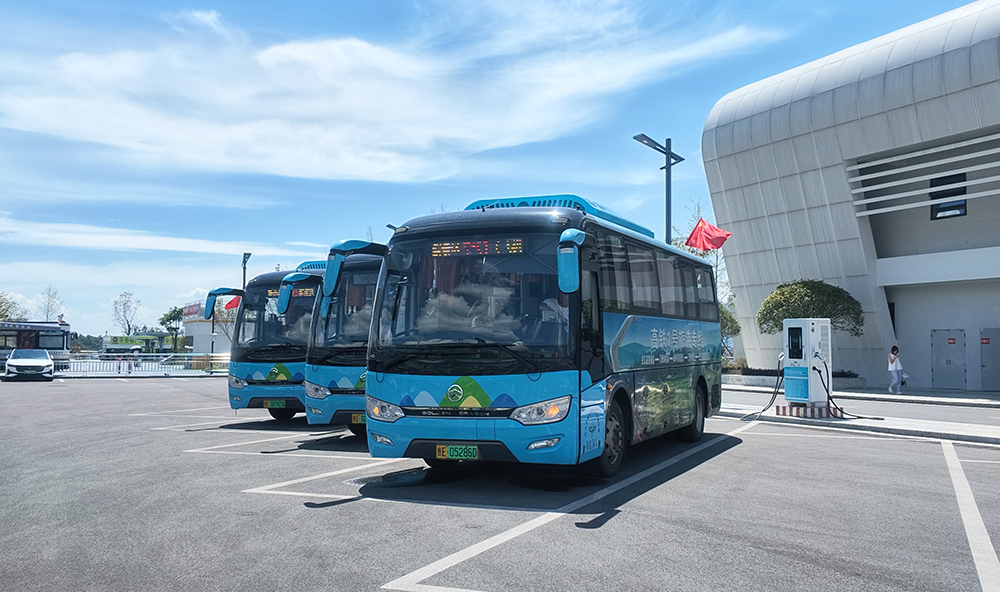 兴义开通多条旅游公交专线 护航国庆假期游客顺畅出行(图1)