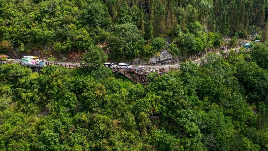 国庆假期 贵州兴义万峰林旅游持续升温(图1)